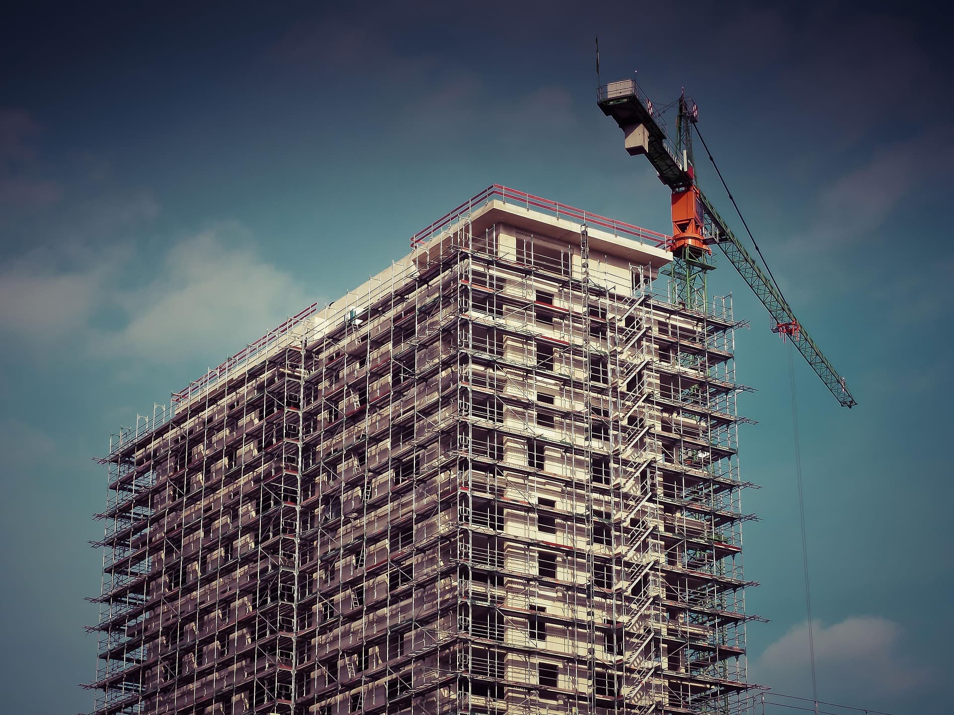 Edificio en construcción: obras de urbanización