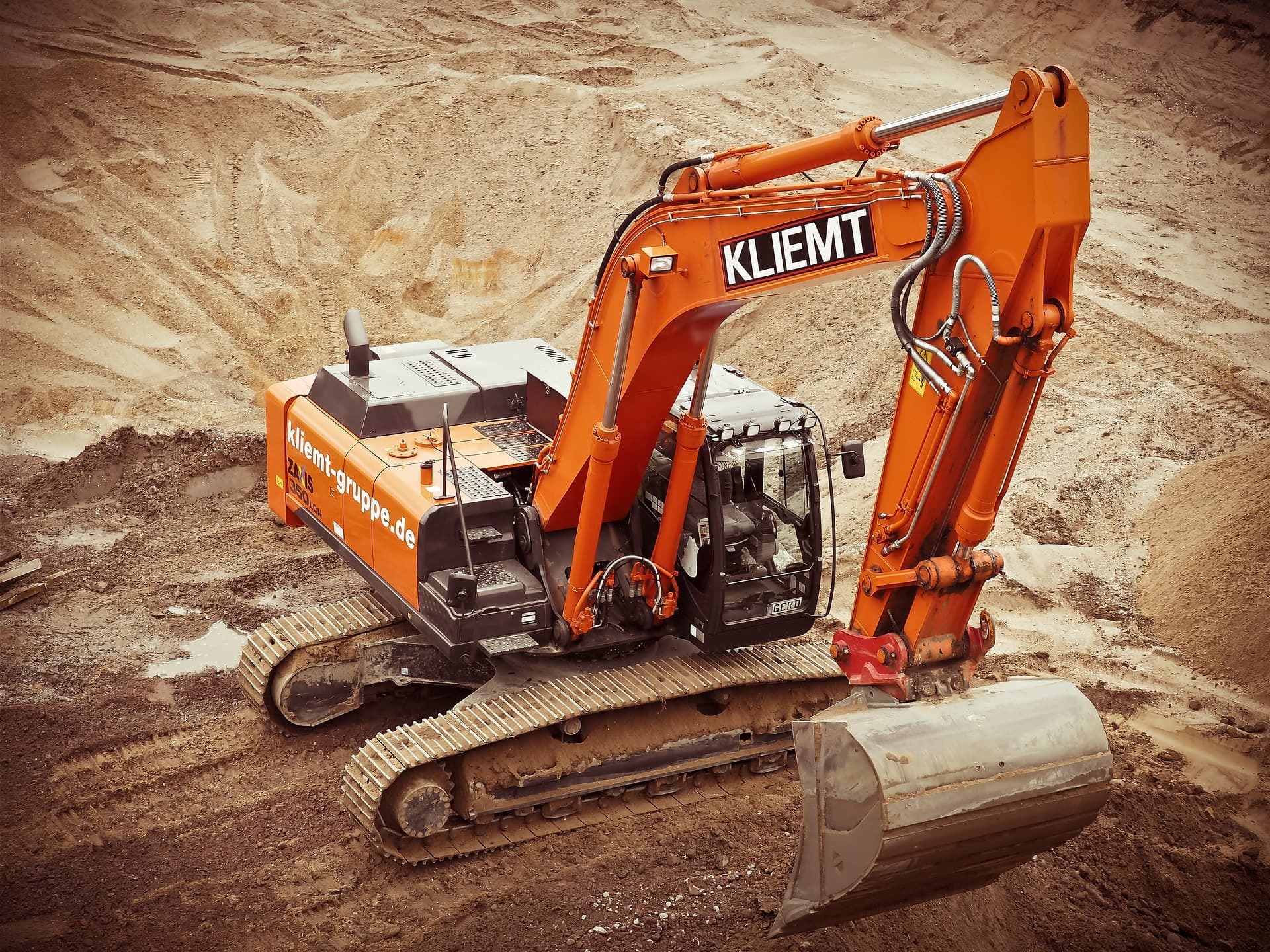 Excavadora en obra: alquiler de maquinaria